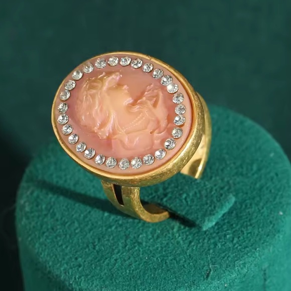 Vintage Aristocrat’s Cameo Antique Brass Masterpiece Ring - Picture 8 of 9